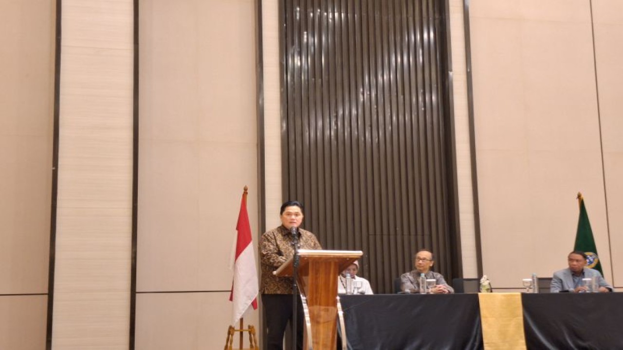 Ketua Umum PSSI Erick Thohir saat dalam acara MOU Groundbreaking PSSI dan rumah sakit Abdi Waluyo di Menara Danareksa, Jakarta, Kamis (18/01/2024). (ANTARA/FAJAR SATRIYO)