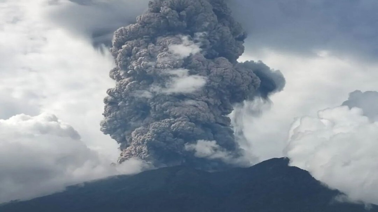 Gunung Marapi di Kabupaten atau Kota Agam, Batusangkar, Sumatera Barat kembali mengalami erupsi/ist