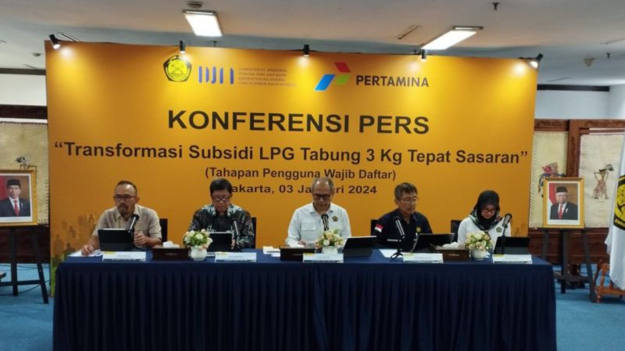 Dirjen Minyak dan Gas Bumi (Migas) Kementerian ESDM Tutuka Ariadji (tengah/kemeja putih) saat jumpa pers di Gedung Ditjen Migas, Jakarta, Rabu (3/1/2024). ANTARA/Benardy Ferdiansyah