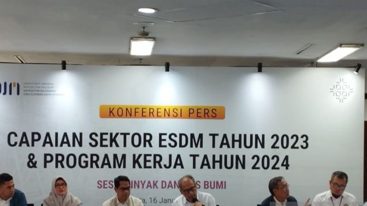Suasana konferensi pers "Capaian Sektor ESDM Tahun 2023 dan Program Kerja Tahun 2024 Sesi: Minyak dan Gas Bumi" di Gedung Ditjen Migas, Jakarta, Selasa (16/1/2024). ANTARA/Benardy Ferdiansyah