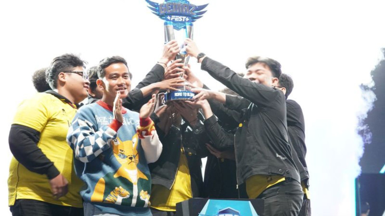 Tim ONIC Esport mengangkat trofeo GEMAZ Fest 2024 yang berlangsung di Hall 5 dan 6 ICE BSD, Tangerang Selatan, pada Jumat. (ANTARA/HO-GEMAZ Festival 2024)