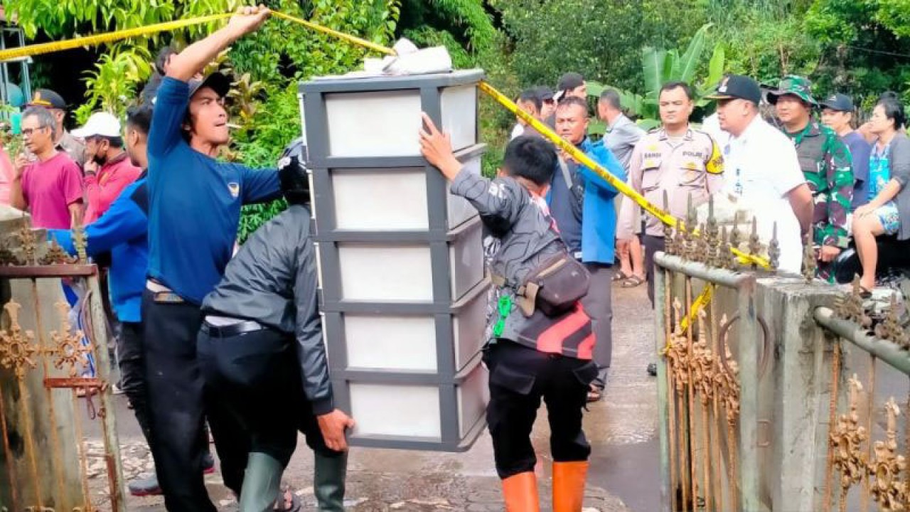 Sejumlah relawan membantu mengevakuasi barang-barang milik penyintas tanah longsor di Kampung Cibatuhilir, Desa Sekarwangi, Kecamatan Cibadak, Kabupaten Sukabumi, Jawa Barat pada Rabu (24/1/2024). ANTARA/Aditya Rohman