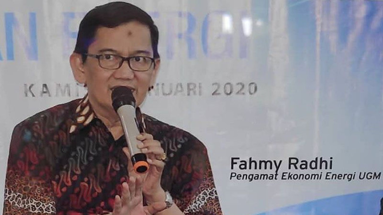 Dokumentasi - Pengamat ekonomi energi dari Universitas Gadjah Mada (UGM) Yogyakarta Fahmy Radhi. ANTARA/instagram @fahmyradhi/pri. (ANTARA/instagram @fahmyradhi)