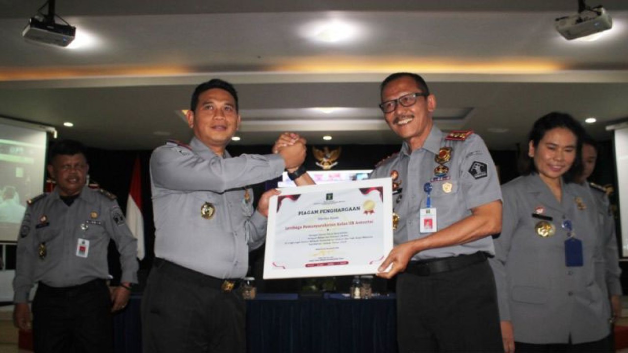 Faisol menyerahkan piagam penghargaan kepada Lapas Kelas IIB Amuntai, di Banjarmasin, Selasa (16/1/2024).  ANTARA/Firman.