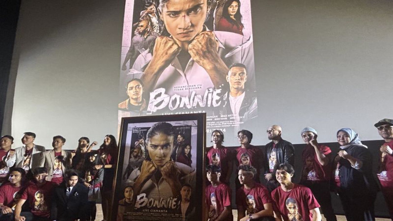 Jajaran pemain dan tim produksi film “Bonnie” saat menghadiri peluncuran poster dan trailer resmi film “Bonnie” di kawasan Epicentrum, Jakarta Selatan, Selasa (30/1/2024). (ANTARA/Vinny Shoffa Salma)