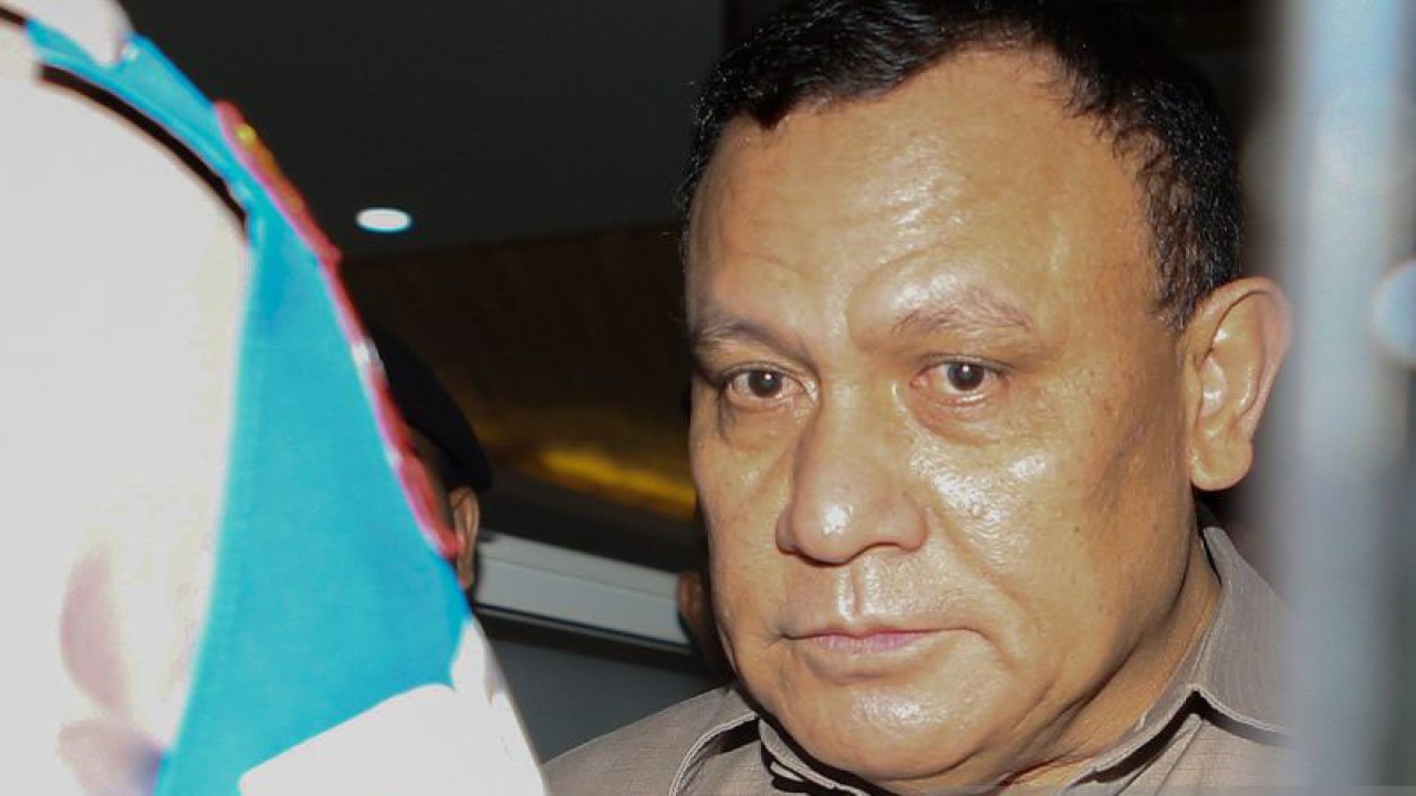 Ketua KPK nonaktif Firli Bahuri berjalan keluar gedung Bareskrim usai pemeriksaan di Bareskrim Polri, Jakarta, Rabu (27/12/2023). ANTARA FOTO/Asprilla Dwi Adha/Spt/aa.