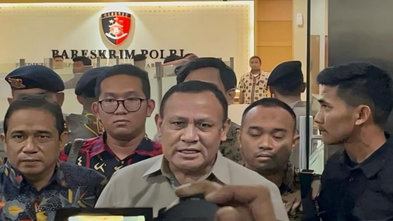 Ketua KPK nonaktif Firli Bahuri memberikan keterangan usai menjalani pemeriksaan di Bareskrim Mabes Polri, Jakarta, Jumat (1/12/2023). ANTARA/Ilham Kausar
