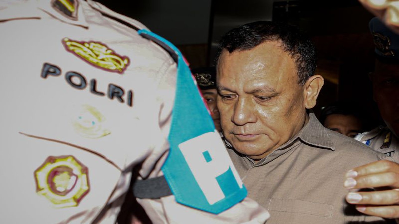 Ketua KPK nonaktif Firli Bahuri berjalan keluar gedung Bareskrim usai pemeriksaan di Bareskrim Polri, Jakarta, Rabu (27/12/2023). Firli Bahuri memenuhi pemeriksaan sebagai tersangka selama 11 jam terkait kasus dugaan pemerasan terhadap mantan Menteri Pertanian Syahrul Yasin Limpo. ANTARA FOTO/Asprilla Dwi Adha/Spt.