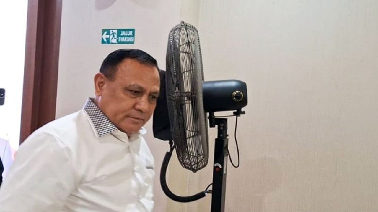 Mantan Ketua KPK Firli Bahuri tiba di Gedung Bareskrim Polri, Jakarta, Jumat (19/1/2024), untuk menjalani pemeriksaan lanjut kasus dugaan pemerasan mantan Menteri Pertanian Syahrul Yasin Limpo. ANTARA/Laily Rahmawaty