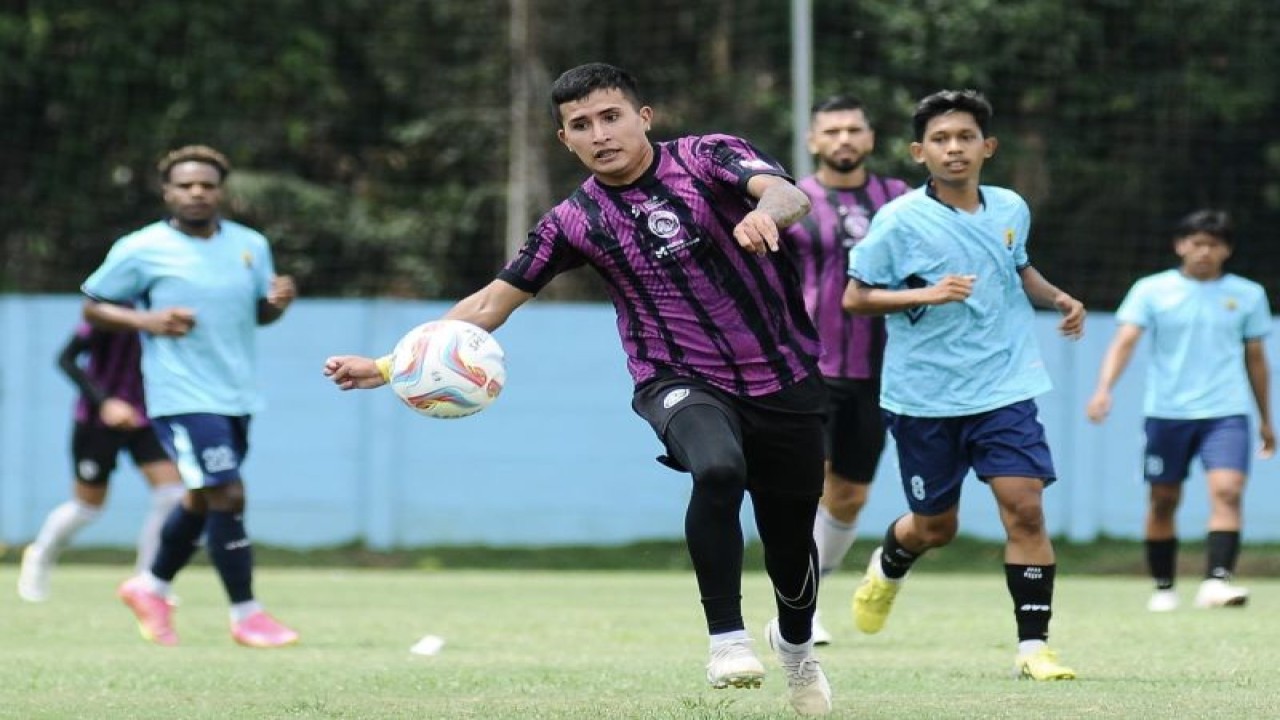 Foto arsip. Sejumlah pemain Arema FC pada saat melakukan sesi latihan. (ANTARA/HO-MO Arema FC.)
