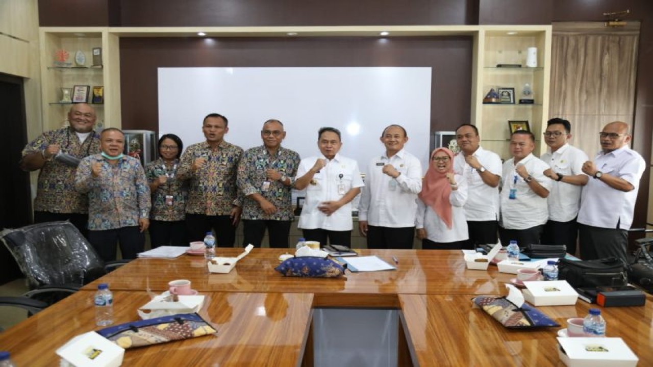 Foto bersama kegiatan Pemkot Serang audiensi dengan BBWSC3 di ruang kerja Wali Kota Serang. (ANTARA/HO-Pemkot Serang)