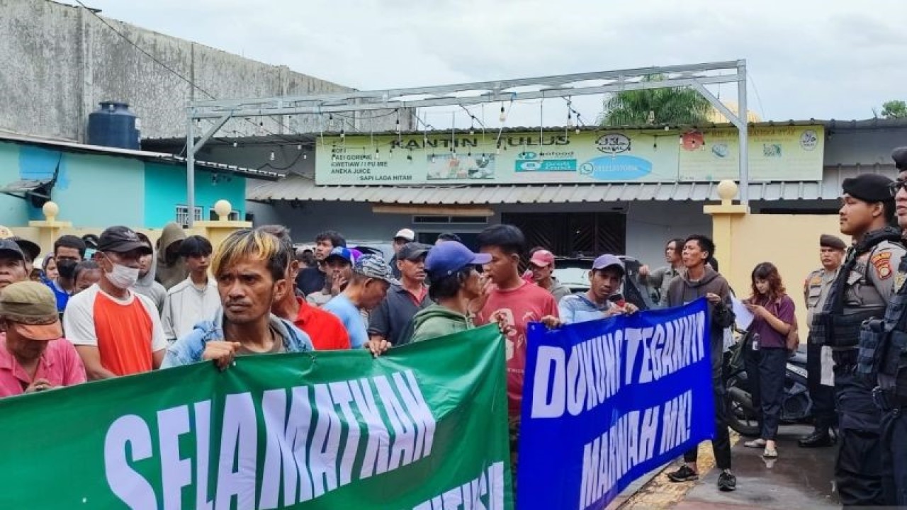 Sejumlah aparat Kepolisian melakukan penjagaan saat berlangsung unjuk rasa yang dilakukan Forum Penyelamat Konstitusi (FPK) di Kantor Pengadilan Tata Usaha Negara (PTUN) Jakarta, Cakung, Jakarta Timur, Rabu (3/1/2024). ANTARA/Syaiful Hakim