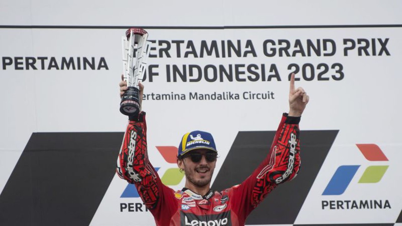 Foto arsip - Pembalap Ducati Lenovo Team Francesco Bagnaia mengangkat trofi juara pertama di podium seusai balapan MotoGP seri ke-15 di Pertamina Mandalika International Street Circuit, Lombok Tengah, NTB, Minggu (15/10/2023). ANTARA FOTO/Wahyu Putro A/nz/aa.