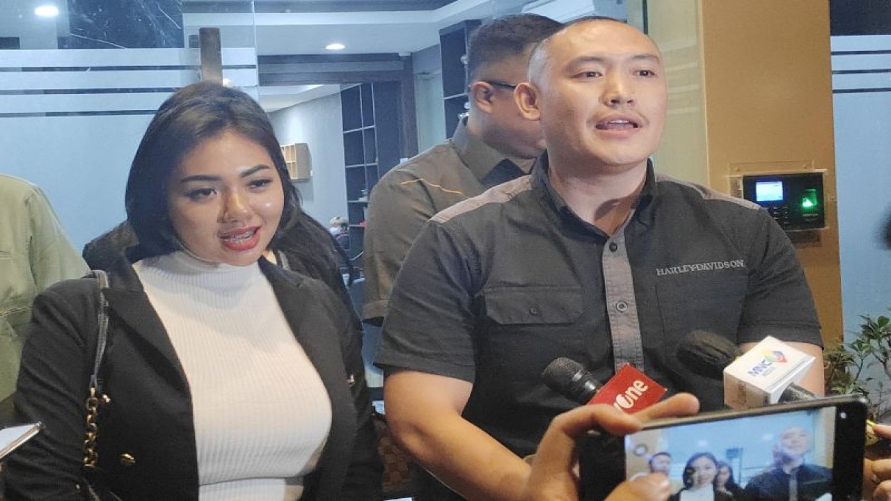 Anisa Tasya Amelia alias Meli 3GP (kiri) didampingi kuasa hukumnya, Heru Andeska, saat ditemui di Polda Metro Jaya, Senin (8/1/2024) (ANTARA/Ilham Kausar)