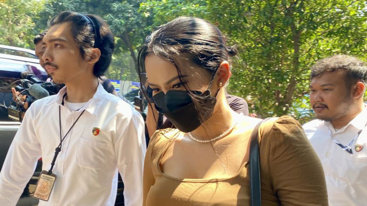 Fransisca Candra Novitasari alias Siskaeee tiba di gedung Direktorat Reserse Kriminal Khusus (Ditreskrimsus) Polda Metro Jaya, Jakarta, Senin (25/9/2023).ANTARA/Cahya Sari