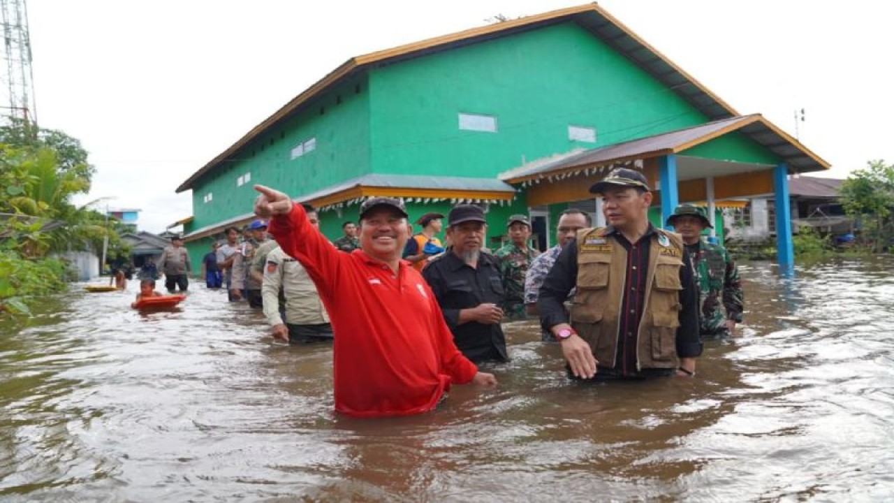 Bupati Kapuas Hulu Fransiskus Diaan meninjau kondisi masyarakat terdampak banjir di Kecamatan Bika dan Embaloh Hilir, banjir juga melanda sejumlah kecamatan di wilayah Kabupaten Kapuas Hulu, Kalimantan Barat. (ANTARA/HO-Prokopim Setda Kapuas)