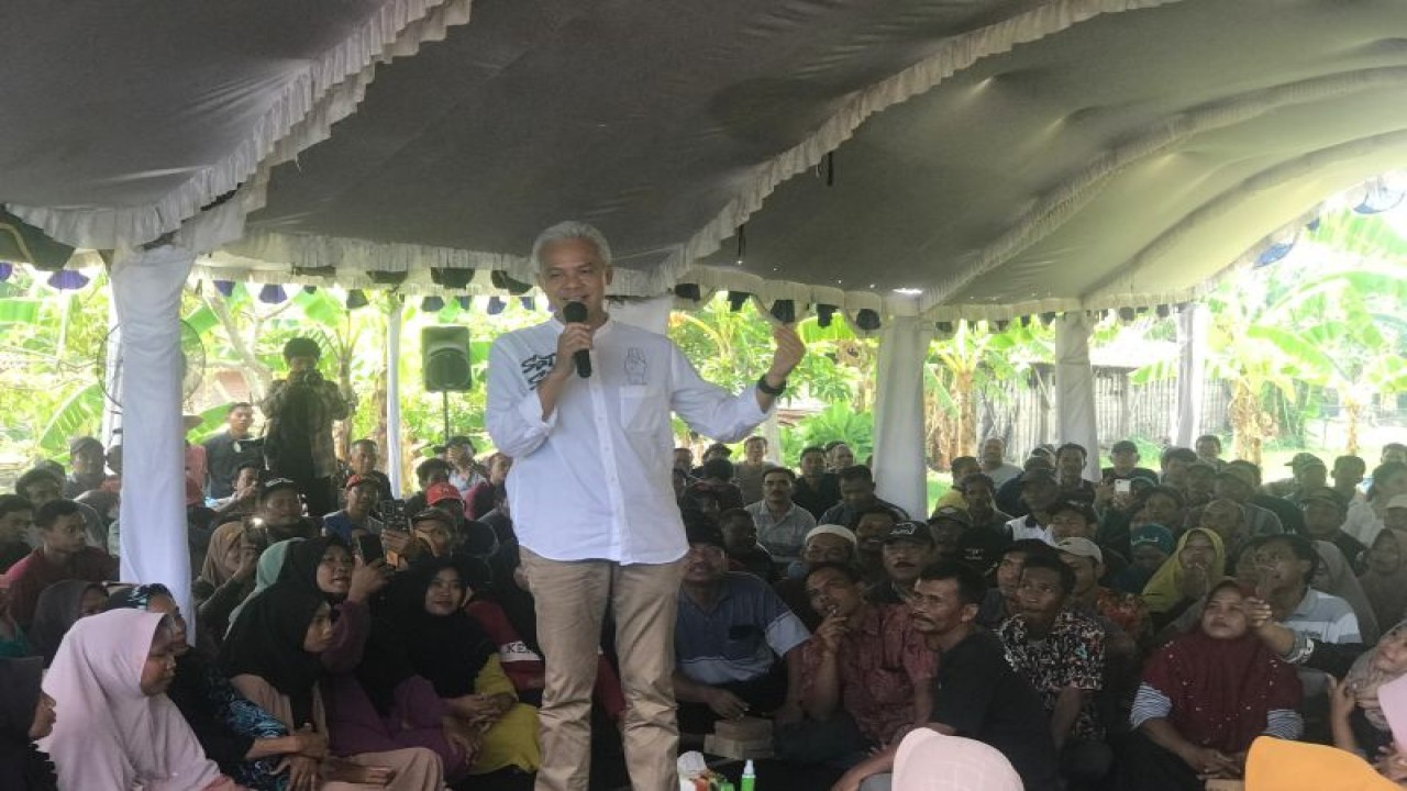 Calon presiden nomor urut tiga Ganjar Pranowo menyerap aspirasi petani Desa Kutukan, Kabupaten Blora, Jawa Tengah, Kamis (4/1/2024). (ANTARA/Devi Nindy)