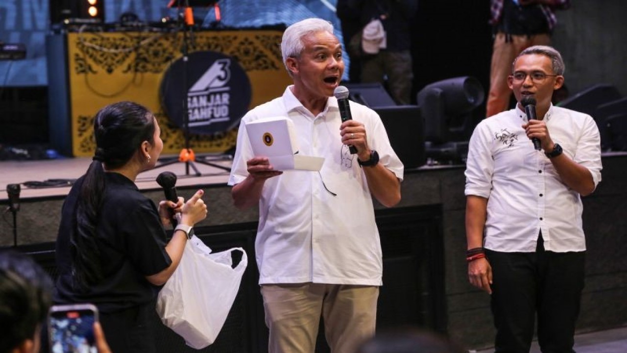 Calon presiden nomor urut 3 Ganjar Pranowo (tengah) mengeluarkan ekspresi usai mencicipi makanan yang diberikan oleh influencer saat menghadiri peluncuran program internet gratis di Borsumy Heritage, Semarang, Jawa Tengah, Senin (1/1/2024). . ANTARA FOTO/Makna Zaezar/foc