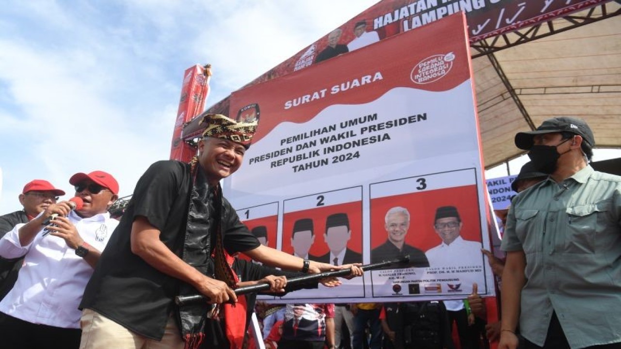 Capres nomor urut 3 Ganjar Pranowo (kiri) melakukan simulasi pencoblosan saat menghadiri Hajatan Rakyat di Lapangan Expo, Lampung Selatan, Lampung, Senin (22/1/2024). Kampanye terbuka tersebut diikuti ribuan massa simpatisan pendukung pasangan Ganjar Pranowo dan Mahfud MD. ANTARA FOTO/Akbar Nugroho Gumay/nym.