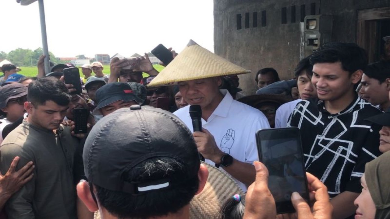 Calon presiden nomor urut tiga Ganjar Pranowo berdialog dengan para petani di Desa Wilalung, Kabupaten Demak Jawa Tengah, Selasa (2/1/2024). (ANTARA/Devi Nindy)
