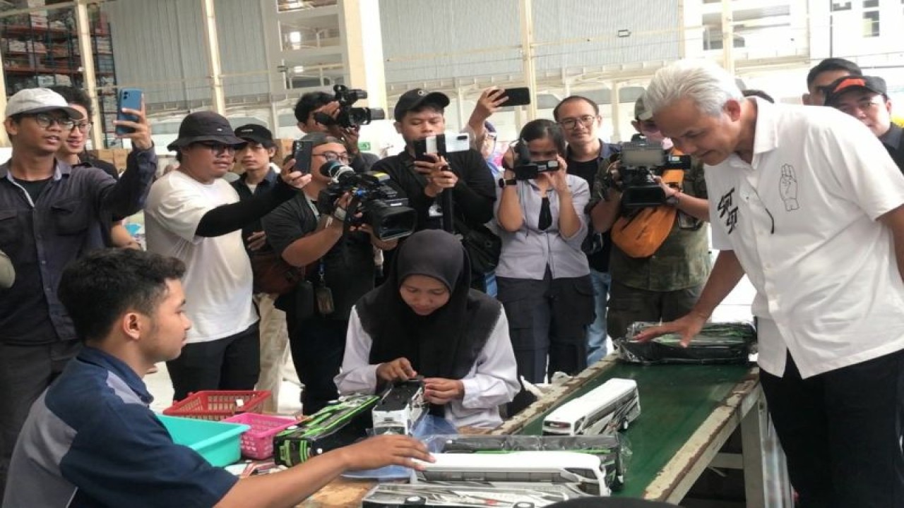 Calon Presiden (capres) nomor urut 3, Ganjar Pranowo menemui pekerja perakit mainan CV Jaya Setia Plastik, di Desa Ngemplik Wetan, Kecamatan Karanganyar, Kabupaten Demak, Jawa Tengah, Selasa (2/1/2024). ANTARA/Devi Nindy.