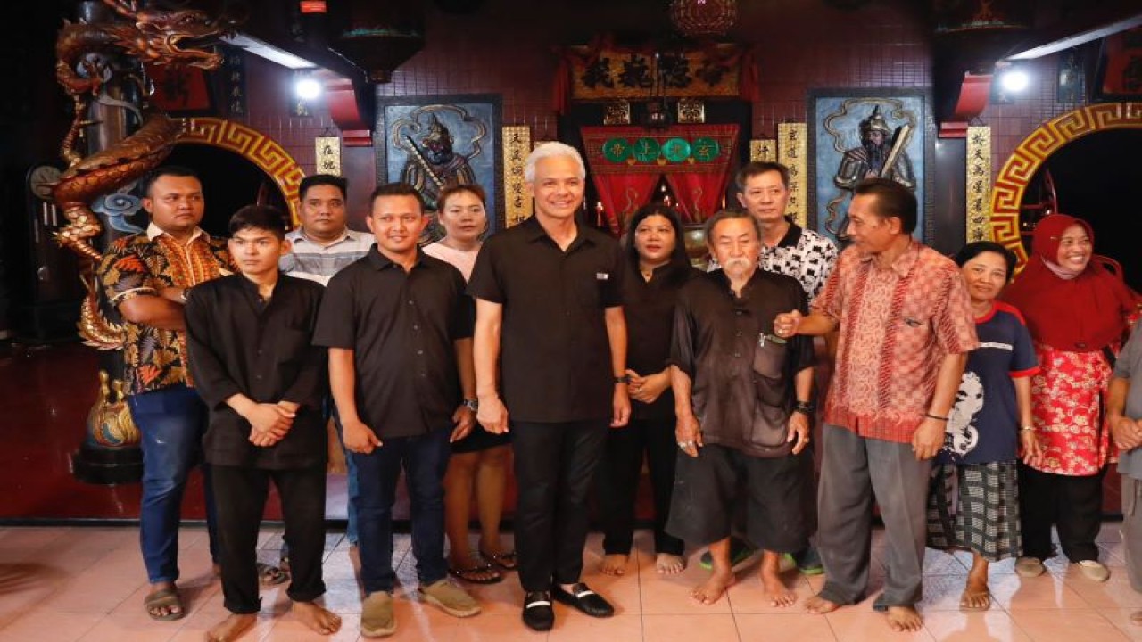 Calon Presiden Ganjar Pranowo berfoto bersama pengurus Kelenteng Hian Thian Siang Tee Welahan di Jepara, Jawa Tengah, Selasa (2/1/2024). (ANTARA/HO-Media Center TPN)