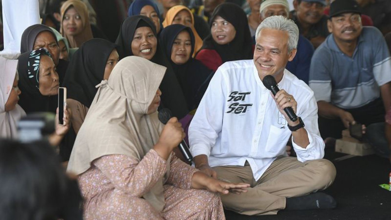 Calon presiden nomor urut 3 Ganjar Pranowo (kedua kanan) berdialog dengan petani di Blora, Jawa Tengah, Kamis (4/1/2024). Dalam kunjungannya itu Ganjar Pranowo mendengarkan aspirasi petani dan warga diantaranya tentang pupuk dan kendala pembayaran cicilan utang Kredit Usaha Rakyat (KUR) dan pupuk. ANTARA FOTO/Hafidz Mubarak A/rwa.