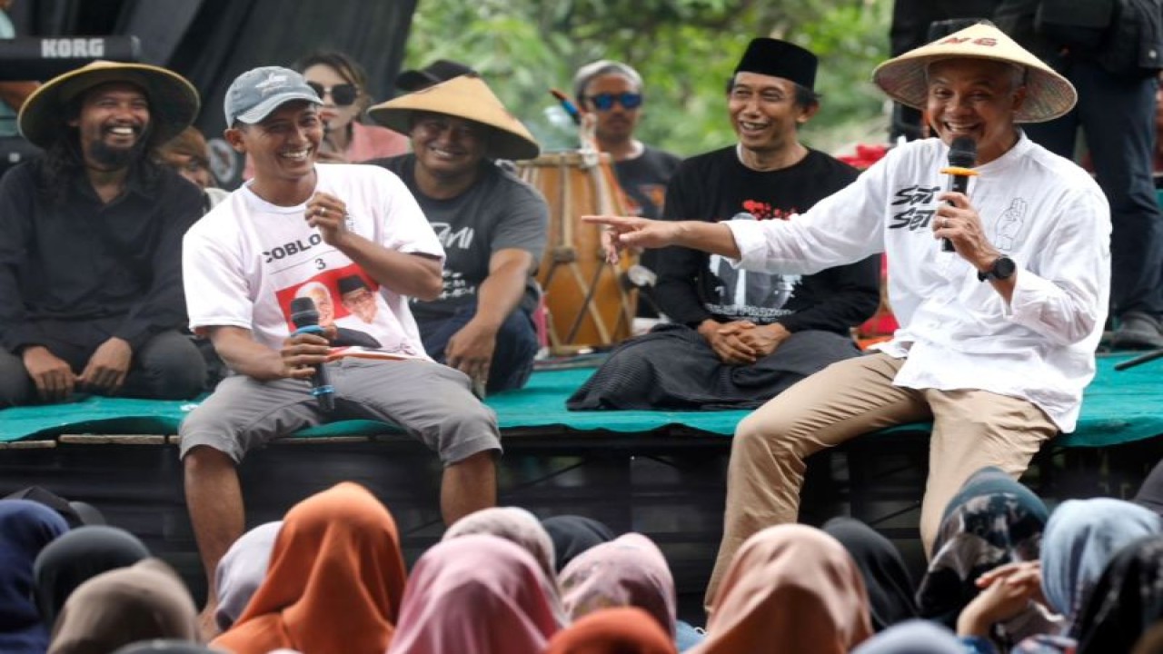 Calon Presiden nomor urut tiga Ganjar Pranowo berdialog dengan petani di Desa Sulang, Kabupaten Rembang, Jawa Tengah, Kamis (4/1/2024).  (ANTARA/HO-Tim Media Ganjar Pranowo)