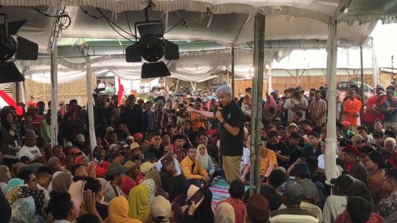 Calon presiden nomor urut tiga, Ganjar Pranowo menemui Nelayan di Tempat Pelelangan Ikan (TPI) Karanganyar, Kabupaten Rembang, Jawa Tengah, Kamis (4/1/2024). (ANTARA/Devi Nindy)