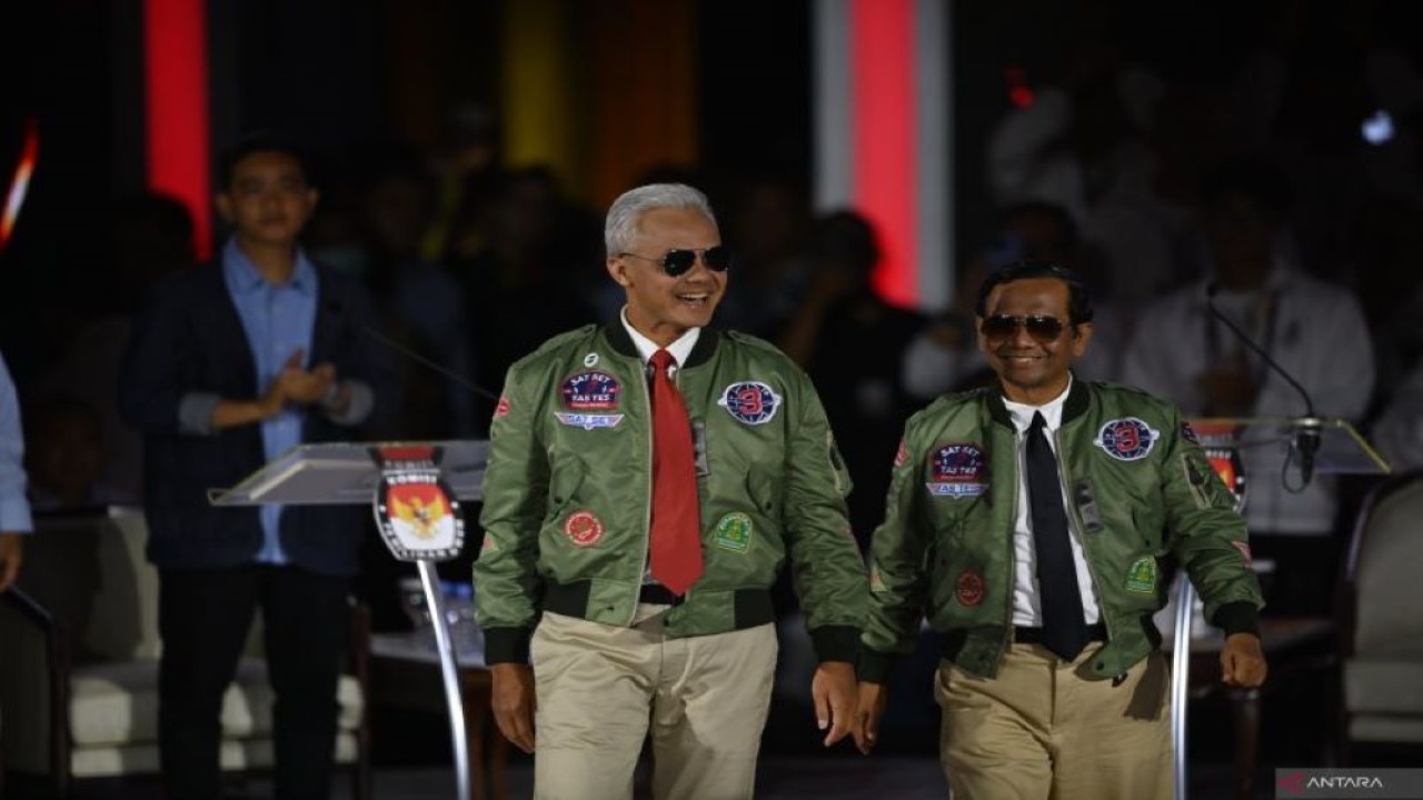 Capres-cawapres nomor urut tiga Ganjar Pranowo dan Mahfud MD berjalan usai tiba di lokasi debat ketiga Pilpres 2024 di Istora Senayan, Jakarta, Minggu (7/1/2024). Debat kali ini bertemakan pertahanan, keamanan, hubungan internasional, globalisasi, geopolitik, dan politik luar negeri. ANTARA FOTO/Aditya Pradana Putra/foc. (ADITYA PRADANA PUTRA/ADITYA PRADANA PUTRA)