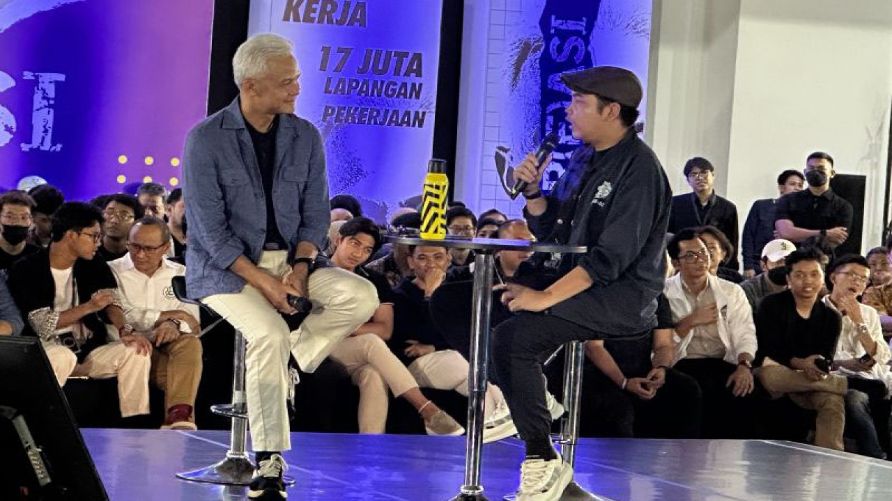 Capres nomor urut 3 Ganjar Pranowo (kiri) berbincang bersama komika Faza Meonk dalam sebuah acara di Gedung Serbaguna Senayan, Jakarta, Senin (8/1/2024). (ANTARA/Rio Feisal)