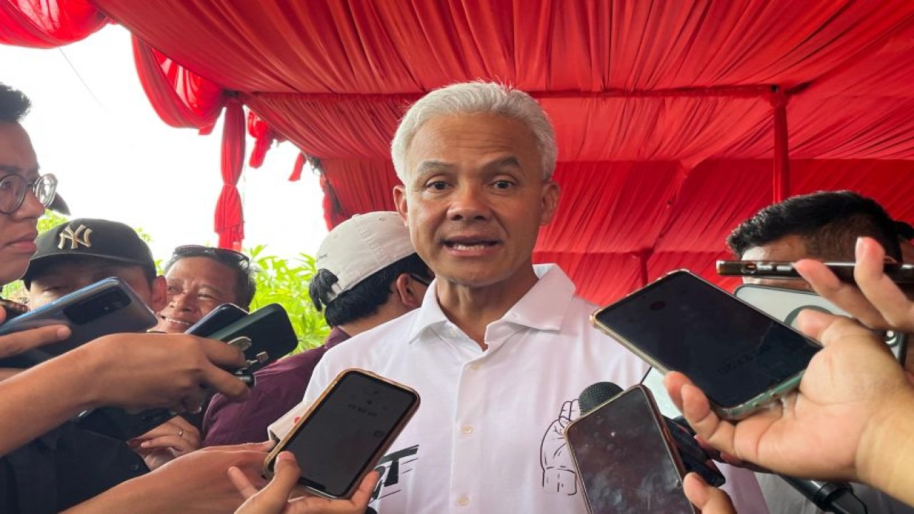 Capres nomor urut 3 Ganjar Pranowo usai bertemu nelayan dan sukarelawan di Kantor Himpunan Nelayan Seluruh Indonesia (HNSI) Cilacap, Jawa Tengah, Selasa (9/1/2024). ANTARA/Narda Margaretha Sinambela