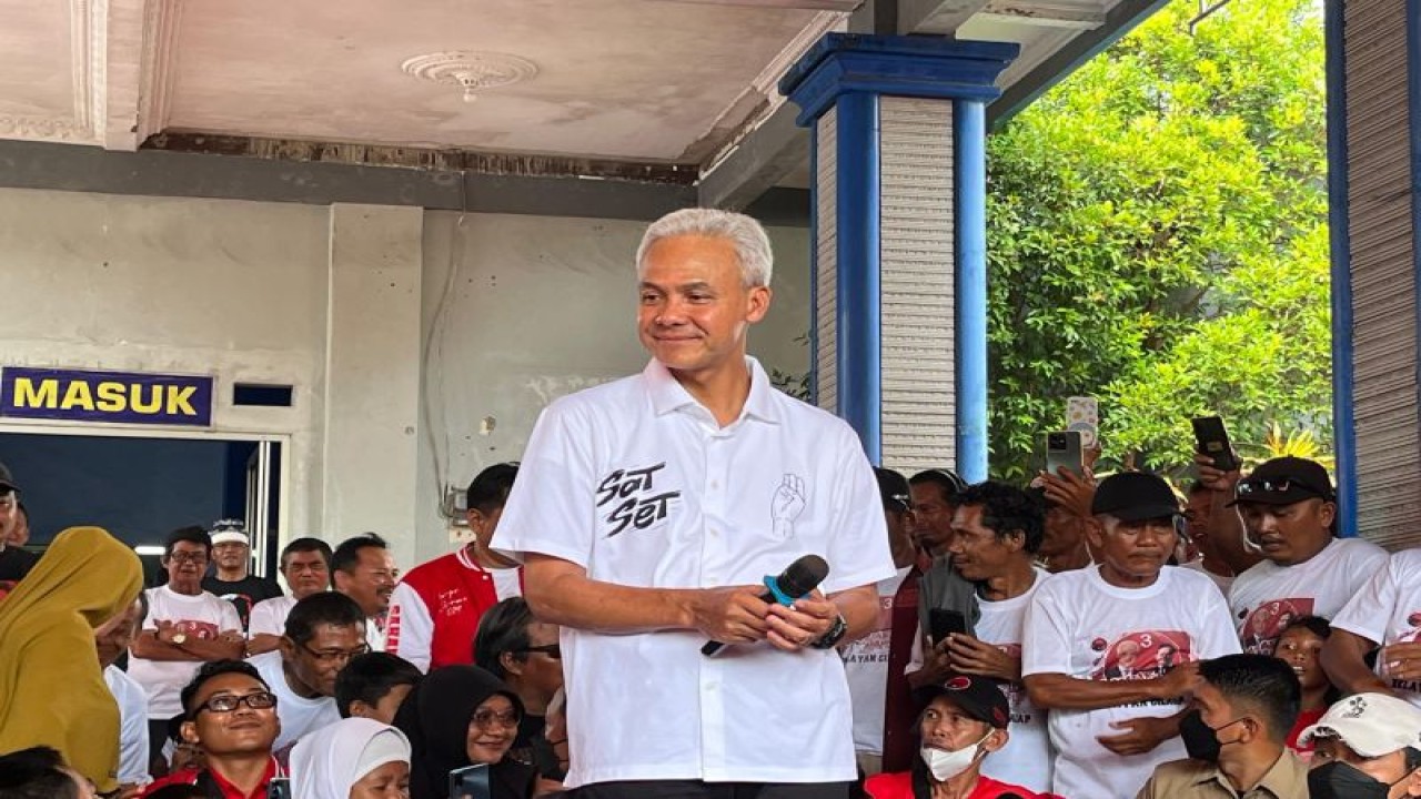 Capres RI Ganjar Pranowo saat bertemu nelayan dan sukarelawan di Kantor Himpunan Nelayan Seluruh Indonesia (HNSI) Cilacap, Jawa Tengah, Selasa (9/1/2024). ANTARA/Narda Margaretha Sinambela