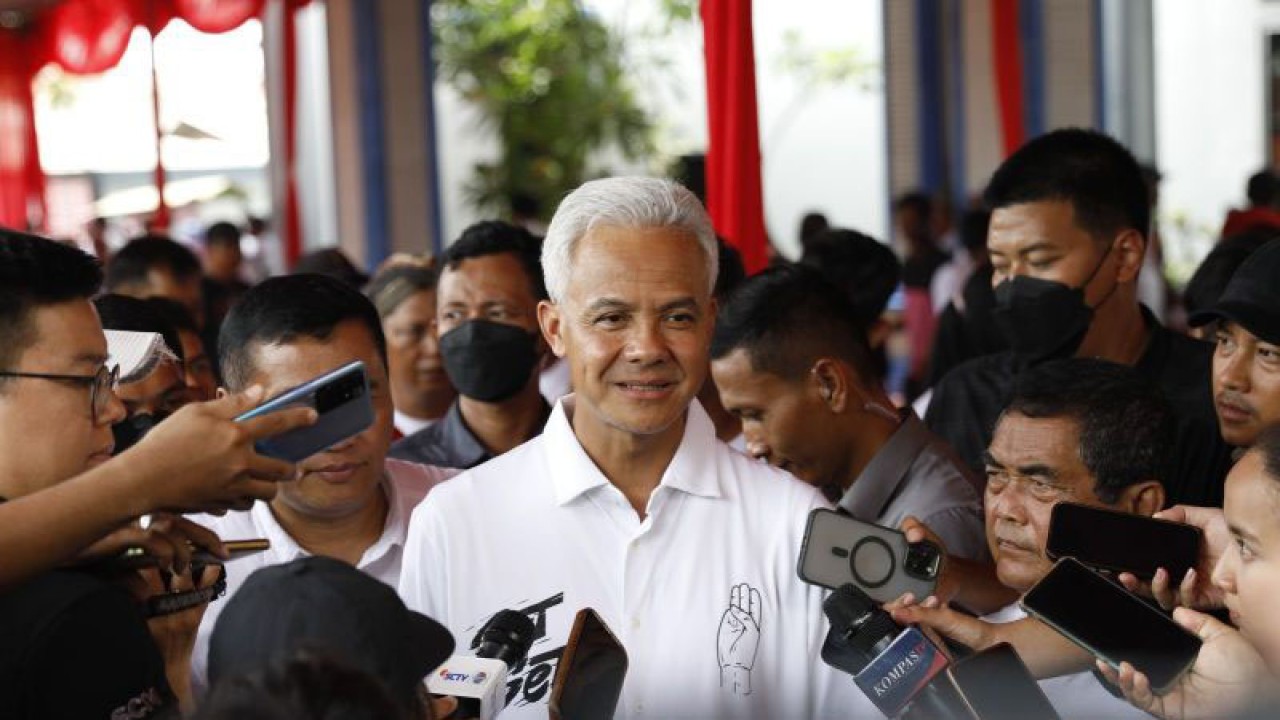 Capres nomor urut 3 Ganjar Pranowo usai bertemu nelayan dan sukarelawan di Kantor Himpunan Nelayan Seluruh Indonesia (HNSI) Cilacap, Jawa Tengah, Selasa (9/1/2024). (ANTARA/HO-TPN Ganjar-Mahfud)