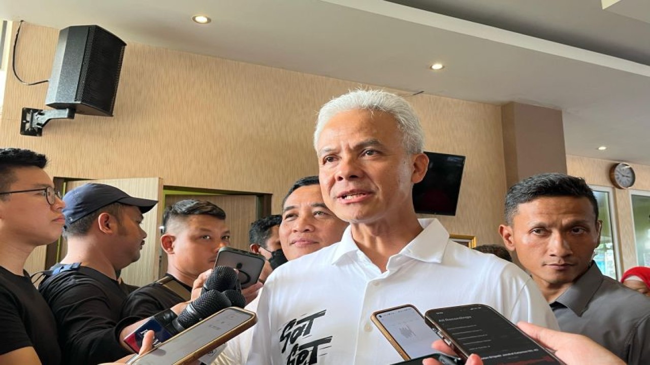 Capres RI Ganjar Pranowo usai menghadiri pertemuan dengan TPC dan caleg partai koalisi di D'pillars Resto Cilacap, Jawa Tengah, Selasa (9/1/2024). (ANTARA/Narda Margaretha Sinambela)