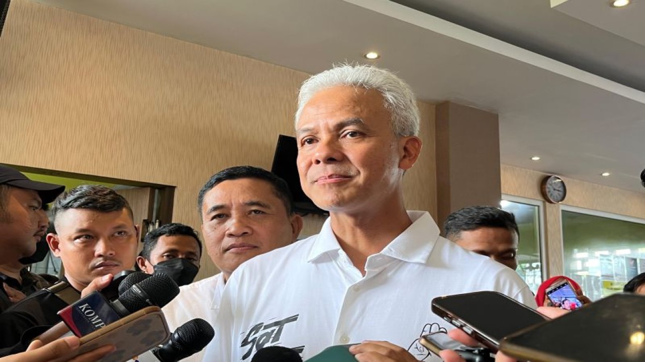 Capres nomor urut 3 Ganjar Pranowo usai menghadiri pertemuan dengan TPC dan caleg partai koalisi di D'pillars Resto Cilacap, Jawa Tengah, Selasa (9/1/2024). (ANTARA/Narda Margaretha Sinambela)