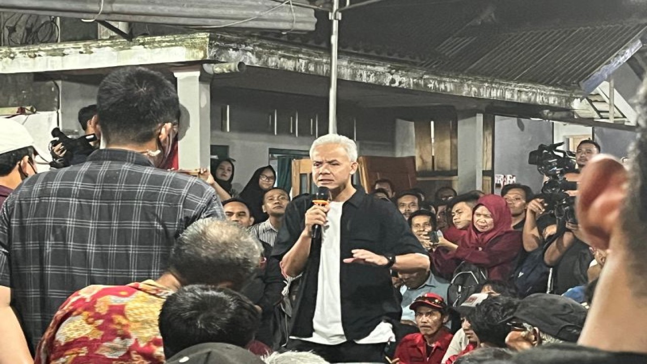 Capres nomor urut 3 Ganjar Pranowo menyapa tokoh masyarakat dan ngobrol bersama warga Desa Watuagung, Kecamatan Kemeranjen, Kabupaten Banyumas, Jawa Tengah, Selasa (9/1/2024). (ANTARA/Narda Margaretha Sinambela)