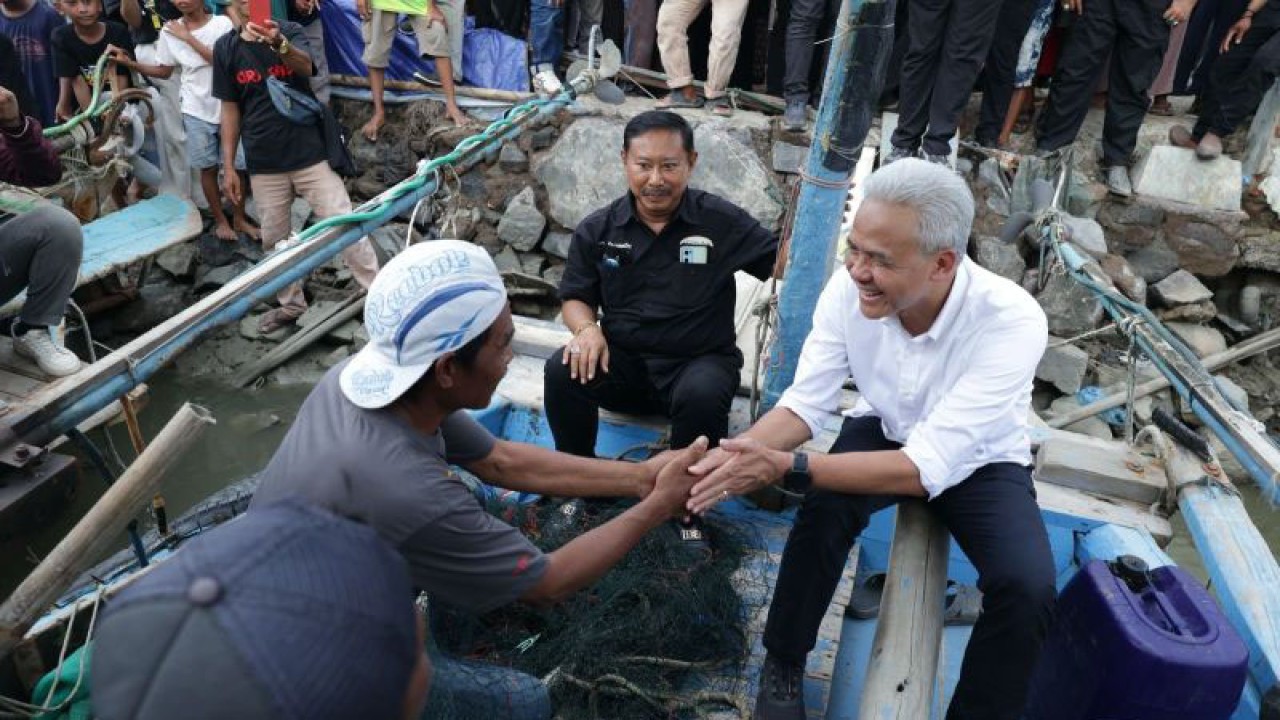 Capres RI Ganjar Pranowo saat bertemu nelayan di Desa Kaliwlingi, Brebes, Jawa Tengah, Rabu (10/1/2024). ANTARA/HO-Tim Media Ganjar Pranowo