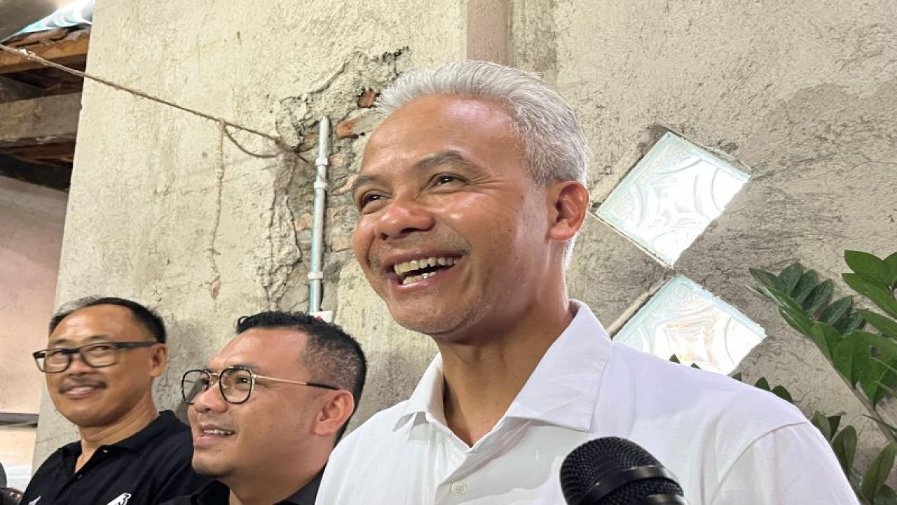 Capres nomor urut 3 Ganjar Pranowo di sela-sela kampanye di Kota Tegal, Jawa Tengah, Kamis (11/1/2024). (ANTARA/Narda Margaretha Sinambela)