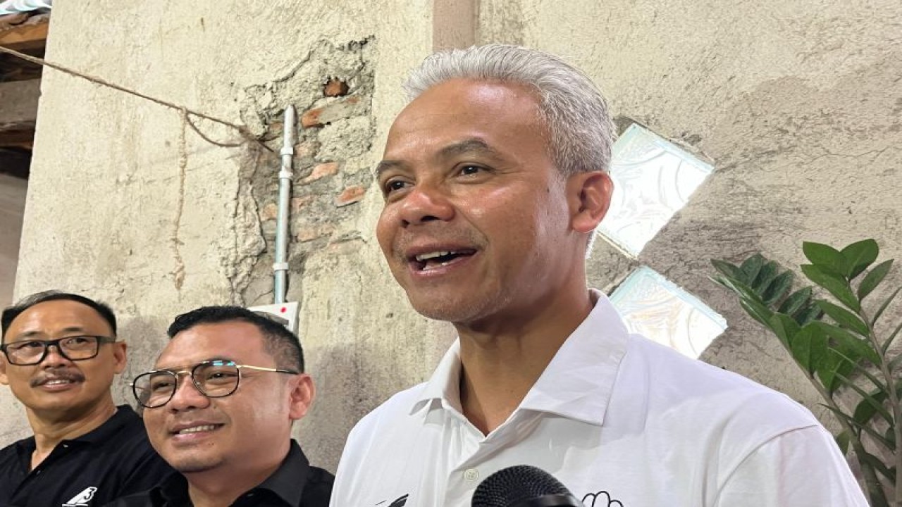 Capres nomor urut 3 Ganjar Pranowo di sela-sela kampanye di Kota Tegal, Jawa Tengah, Kamis (11/1/2024). ANTARA/Narda Margaretha Sinambela