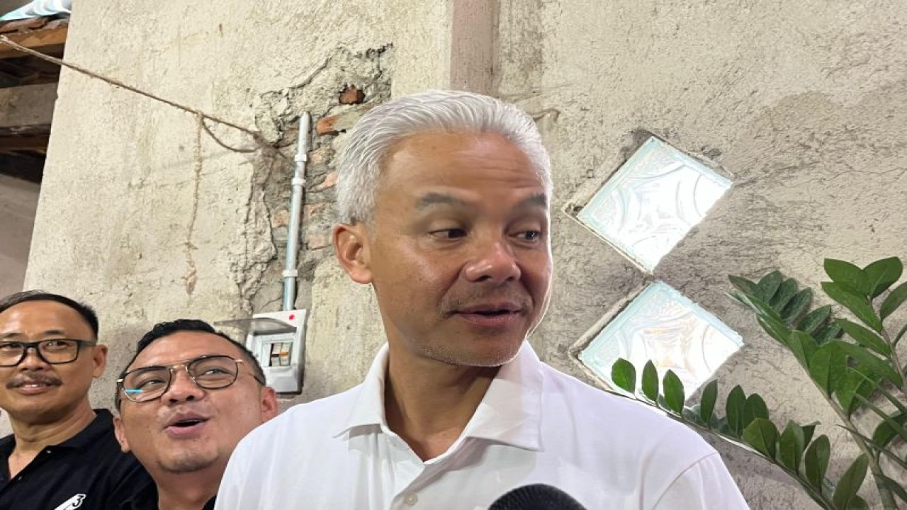 Capres nomor urut 3 Ganjar Pranowo di sela-sela kampanye di Kota Tegal, Jawa Tengah, Kamis (11/1/2024). (ANTARA/Narda Margaretha Sinambela)