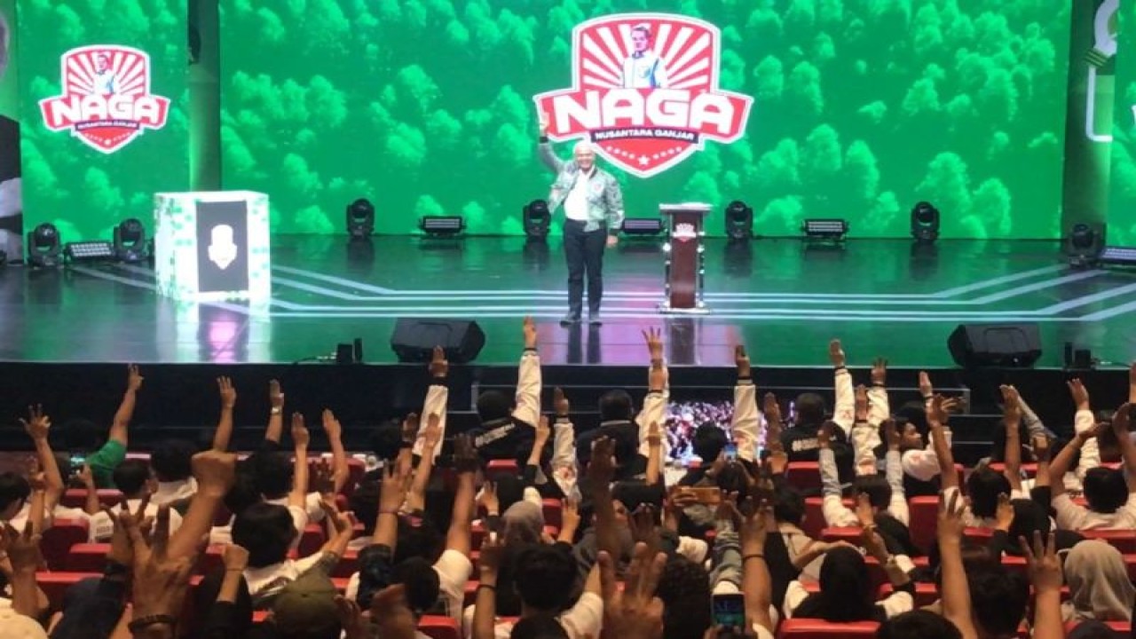 Capres nomor urut tiga Ganjar Pranowo menerima dukungan relawan Nusantara Ganjar (NAGA) di Inews Tower Jakarta, Kamis (11/1/2024). ANTARA/Devi Nindy