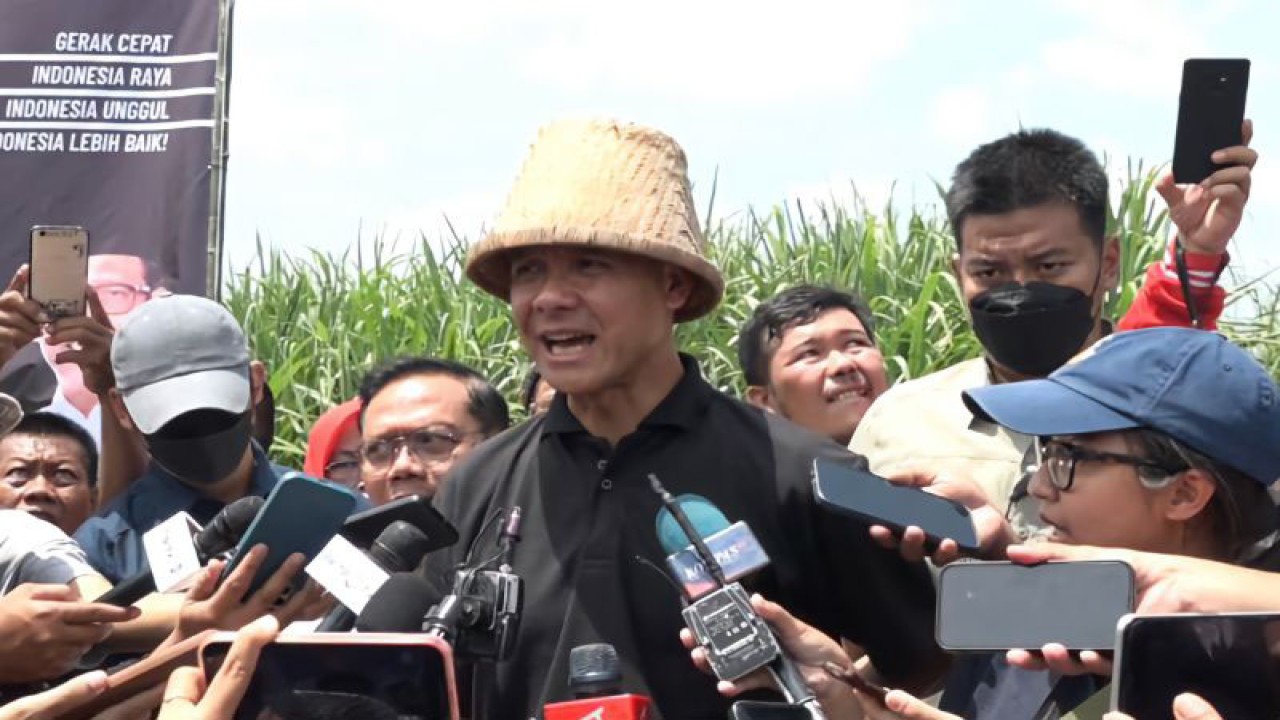 Calon Presiden nomor urut 3 Ganjar Pranowo melakukan tanya jawab dengan awak media usai mendengar keluhan para petani tebu di Lapangan Klinter, Nganjuk, Jawa Timur, Jumat (12/1/2024). (ANTARA/Hana Kinarina)