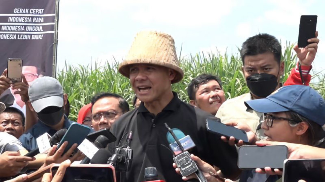 Calon Presiden nomor urut 3 Ganjar Pranowo melakukan tanya jawab dengan awak media usai mendengar keluhan para petani tebu di Lapangan Klinter, Kecamatan Kertosono, Kabupaten Nganjuk, Jawa Timur, Jumat (12/1/2024). (ANTARA/Hana Kinarina)