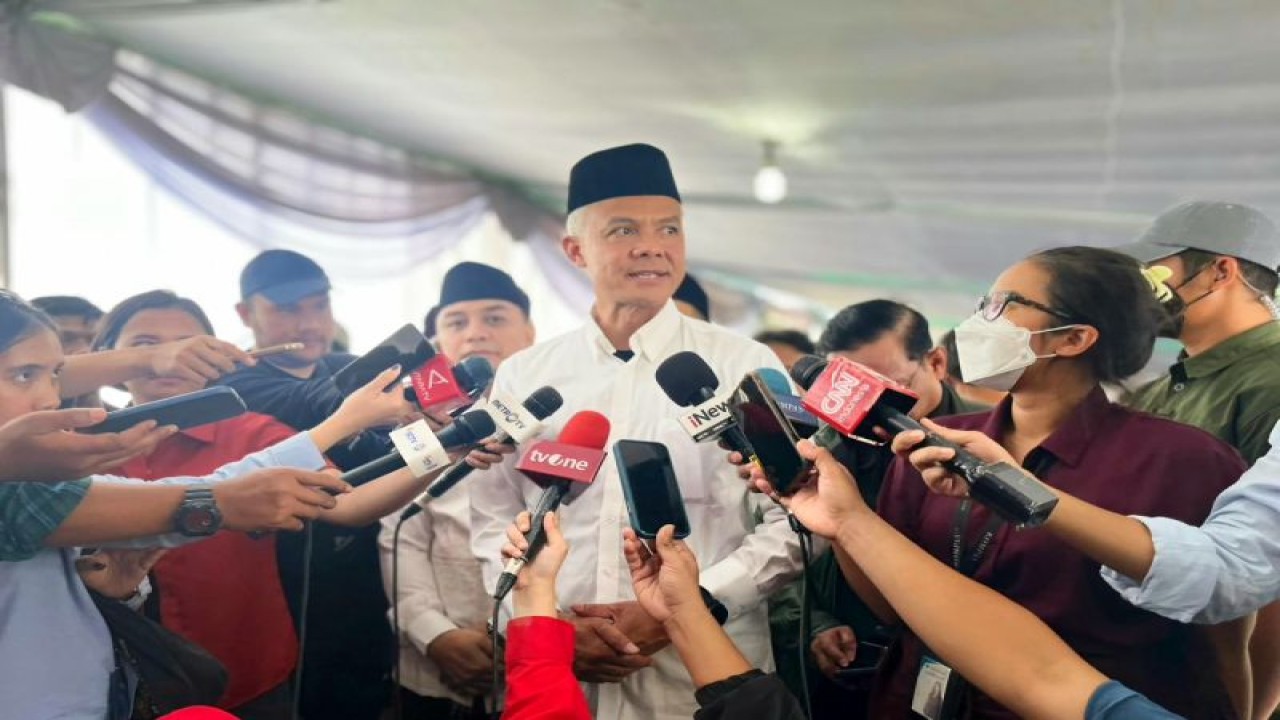 Calon presiden nomor urut tiga, Ganjar Pranowo, menjawab pertanyaan awak media usai menghadiri haul ayahanda dari Wali Kota Surabaya, Eri Cahyadi, di Surabaya, Jawa Timur, Sabtu (13/1/2024). ANTARA/Hana Kinarina)
