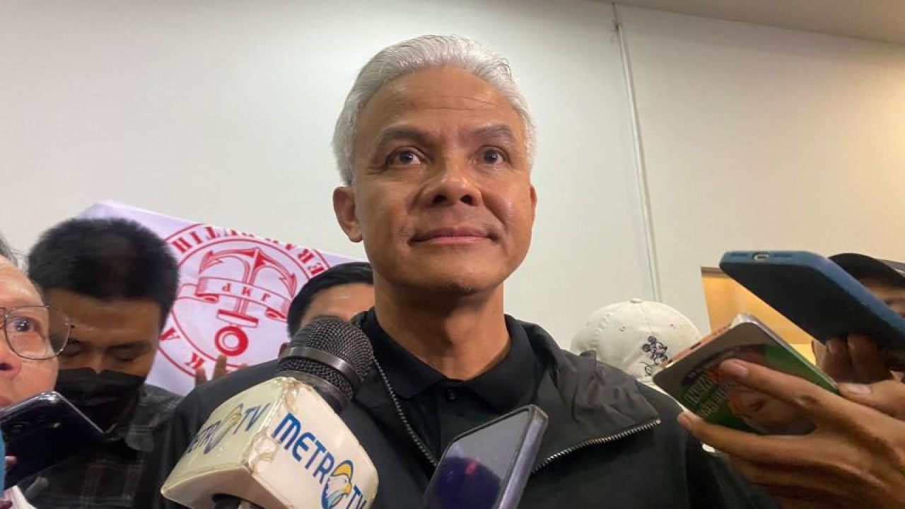 Calon presiden nomor urut tiga Ganjar Pranowo memberikan keterangan kepada awak media, usai acara "Silahturahmi Kebangsaan Lintas Iman", di DBL Arena, Surabaya, Sabtu (13/1/2024) malam. ANTARA/Ananto Pradana