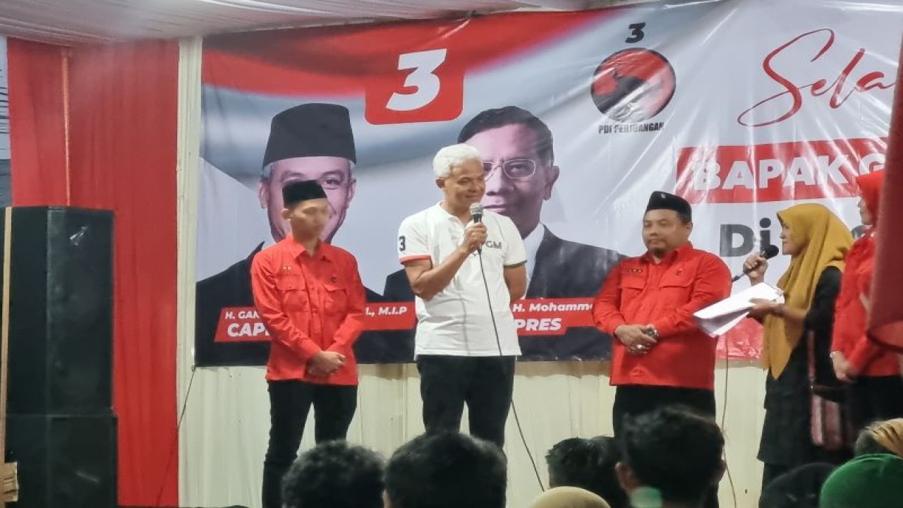 Calon Presiden nomor urut 03 Ganjar Pranowo (kedua kiri) saat diskusi dengan guru PAUD Kabupaten Batang di Kecamatan Reban, Kabupaten Batang, Jawa Tengah, Selasa (16/1/2024). ANTARA/ Anita Permata Dewi