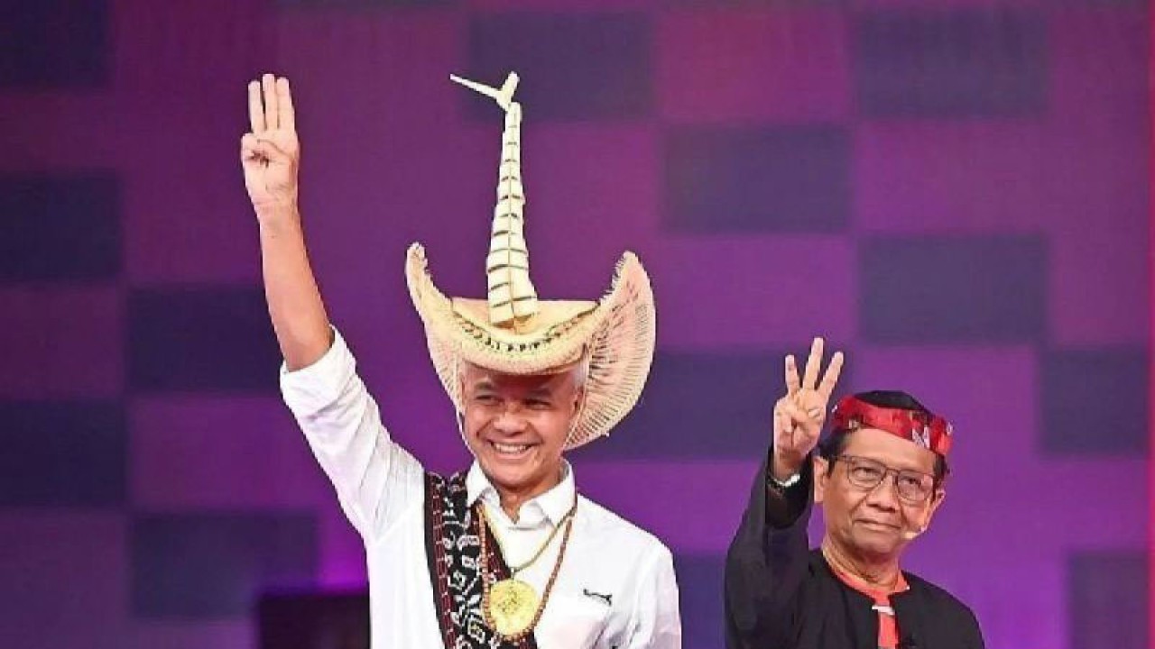 Pasangan calon presiden dan wakil presiden nomor urut 3 Ganjar Pranowo-Mahfud MD saat menyapa penonton sebelum debat kedua cawapres Pemilu 2024 di JCC Senayan, Jakarta, Jumat (22/12/2023). (ANTARA FOTO/Akbar Nugroho Gumay/rwa/pri.)