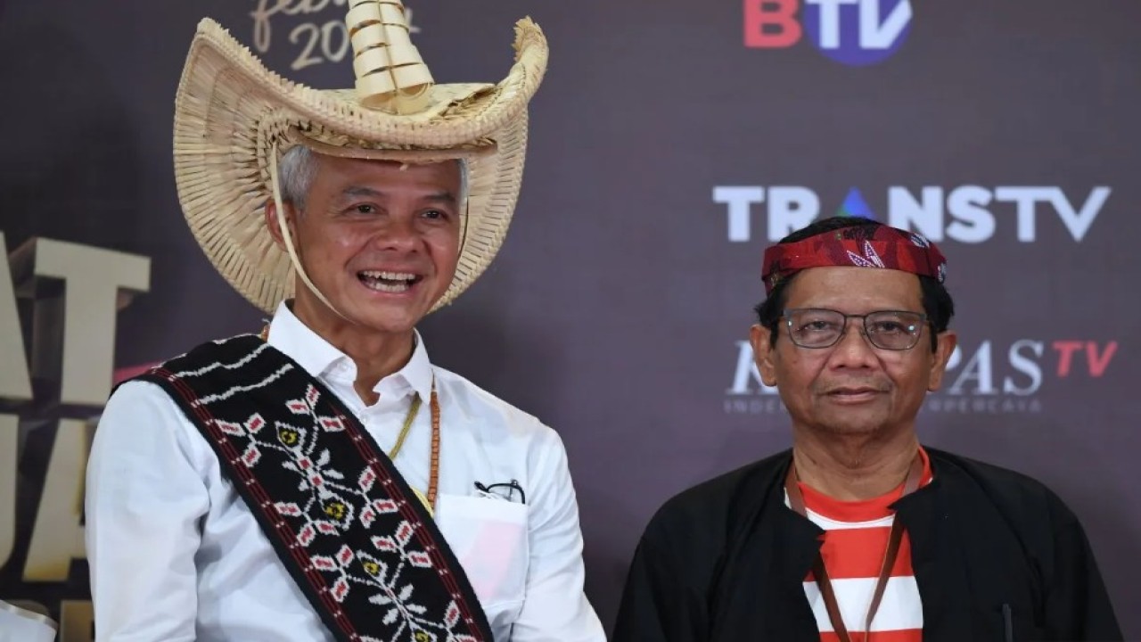 Calon presiden-wakil presiden nomor urut 3 Ganjar Pranowo - Mahfud MD tiba untuk mengikuti debat calon wakil presiden Pemilu 2024 di Jakarta Convention Center, Jakarta, Jumat (22/12/2023). ANTARA FOTO/Muhammad Adimaja/rwa.