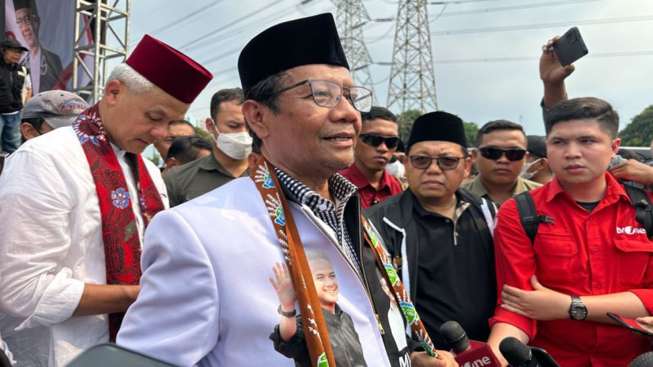 Pasangan calon presiden dan wakil presiden nomor urut 3 Ganjar Pranowo-Mahfud MD saat memberikan keterangan di kawasan Cakung, Jakarta, Sabtu (6/1/2024). (ANTARA/Rio Feisal)